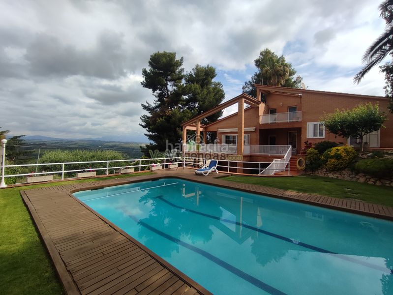 Foto cb56d8c2-56f3-4cf6-bd3c-c9150b4e5069. Casa amb xemeneia calefacció aparcament piscina a Gelida