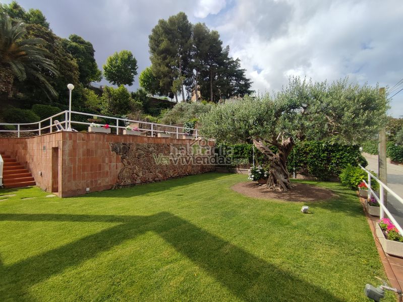 Foto cf8dcd70-0766-4347-96f6-4ef04972af6c. Casa amb xemeneia calefacció aparcament piscina a Gelida