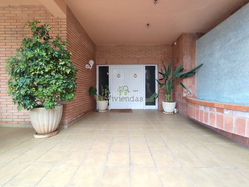 Foto dae9e32d-f11f-42c1-97f6-fce90506d747. Casa amb xemeneia calefacció aparcament piscina a Gelida