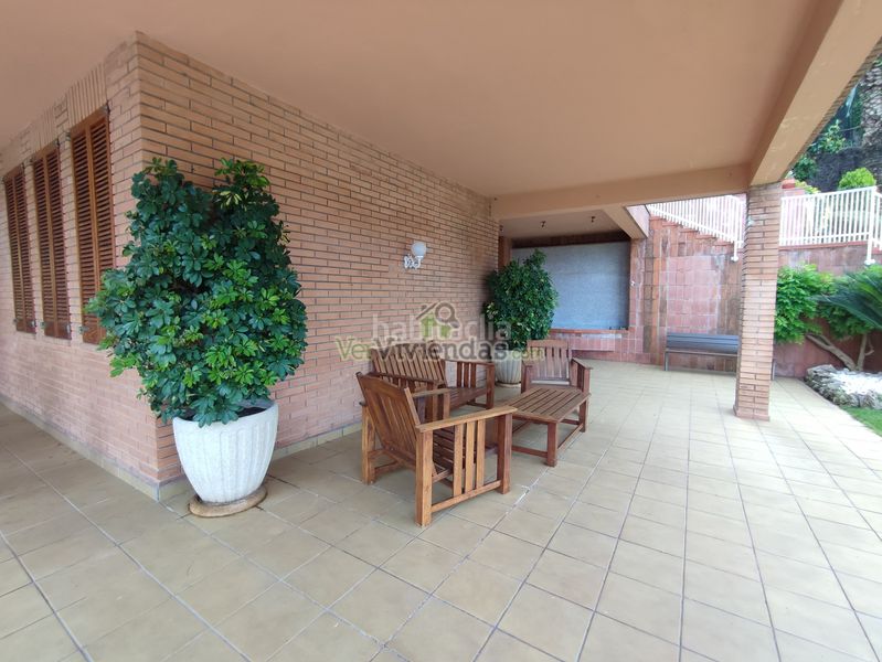 Foto db5c07bc-01a7-4f37-910a-c014e9a552e1. Casa amb xemeneia calefacció aparcament piscina a Gelida