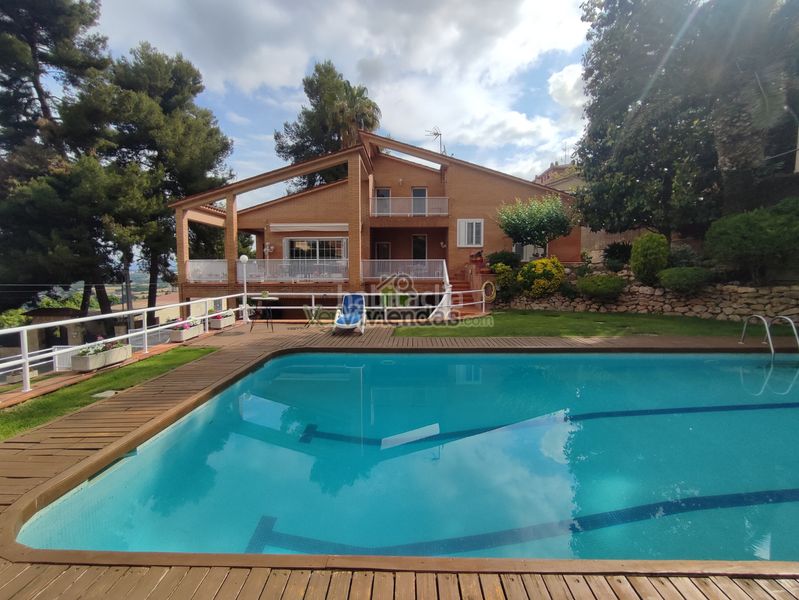 Foto dc922bb3-d683-45f3-9873-57622ff2cc46. Casa amb xemeneia calefacció aparcament piscina a Gelida
