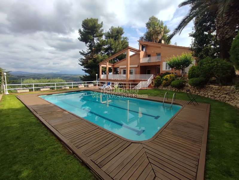 Foto ee97ffa5-85c9-4db9-999a-9cbd9417ea0c. Casa amb xemeneia calefacció aparcament piscina a Gelida
