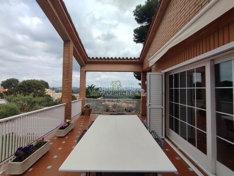 Foto f4d72161-e39d-4391-af82-976989253149. Casa amb xemeneia calefacció aparcament piscina a Gelida