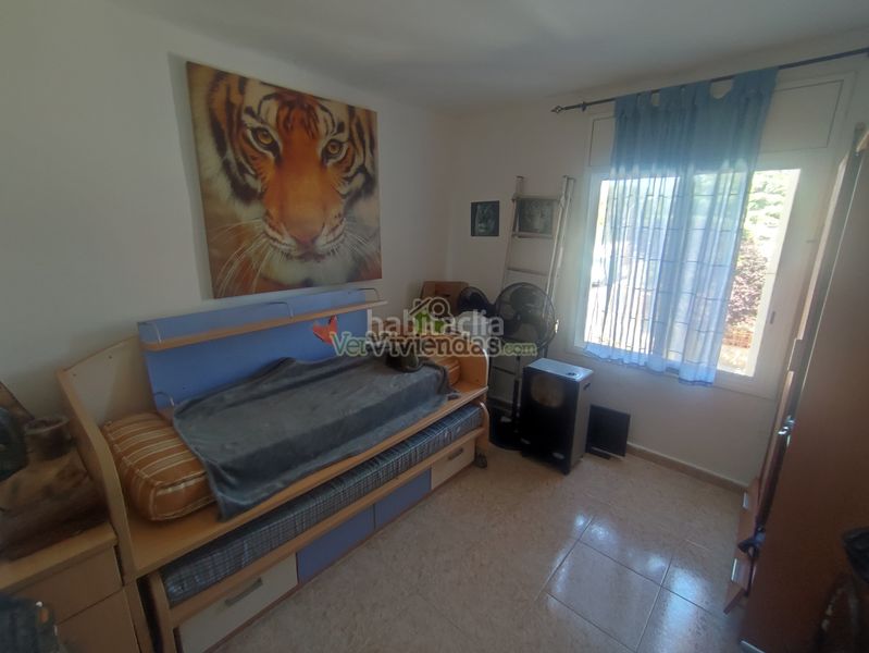 Foto ab442953-4438-4663-9862-e5d335f15c06. Casa adossada amb xemeneia a Piera