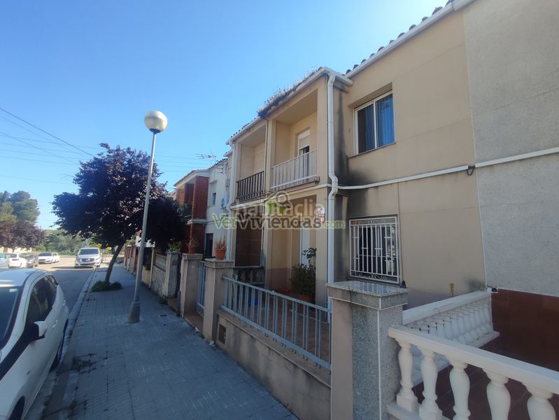 Foto e07cf2a5-f46e-4309-b9b6-b34238ef6b3e. Casa adossada amb xemeneia a Piera