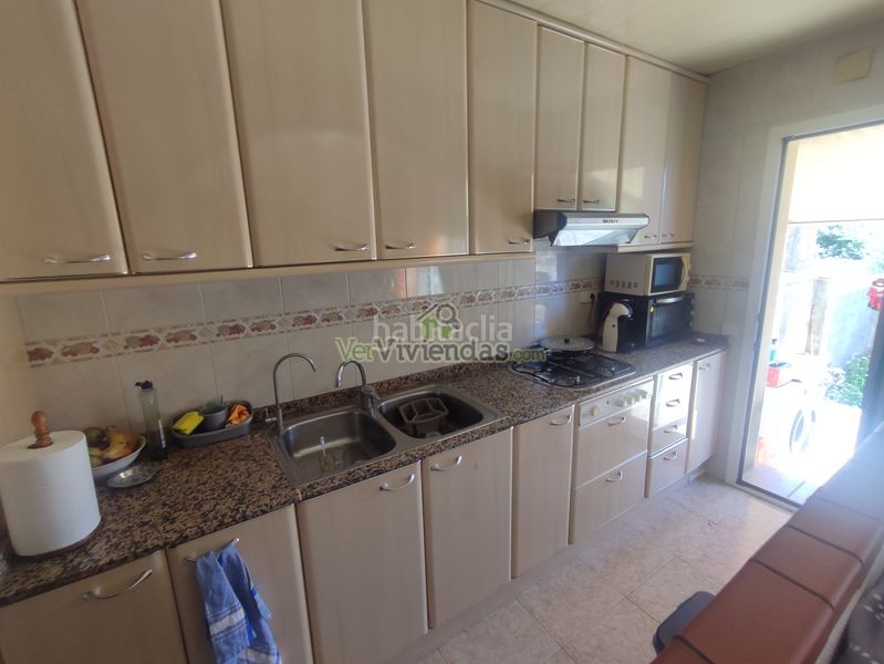 Foto e0ae61a4-e44f-482b-8168-89f14518f6a9. Casa adossada amb xemeneia a Piera