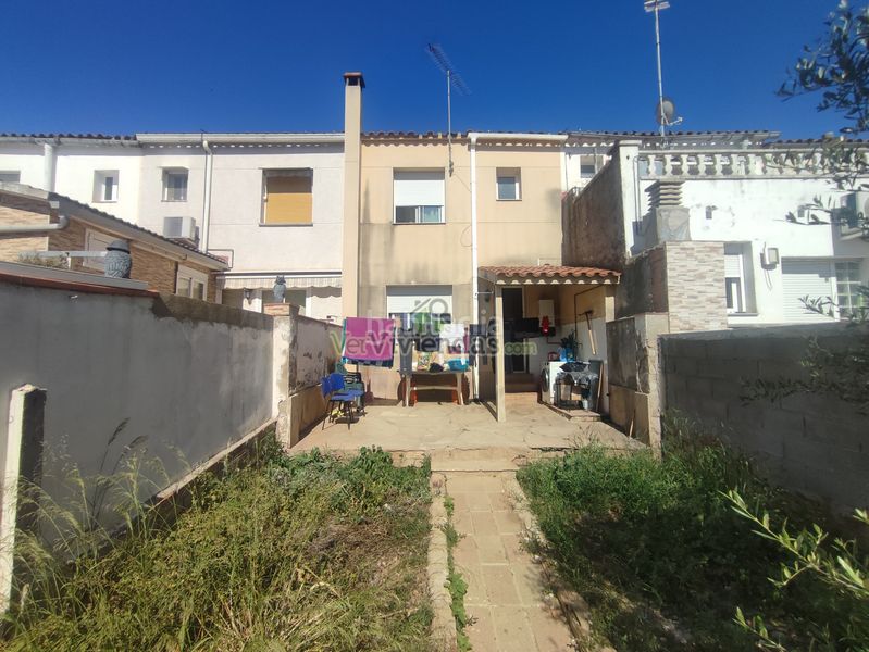 Foto f42069b5-20de-4810-818f-ebeabc6c5aa9. Casa adossada amb xemeneia a Piera