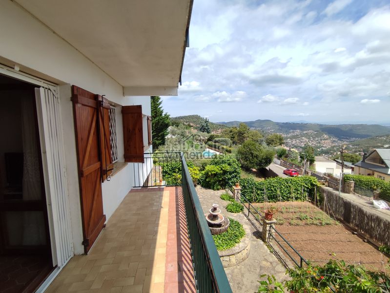 Foto 04a455d9-f734-4887-9226-46a97cf1258e. Casa amb xemeneia calefacció aparcament piscina a Vallirana