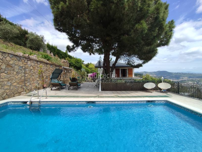 Foto 4f2f5056-a85b-4134-86fc-09325fbb1ac2. Casa amb xemeneia calefacció aparcament piscina a Vallirana