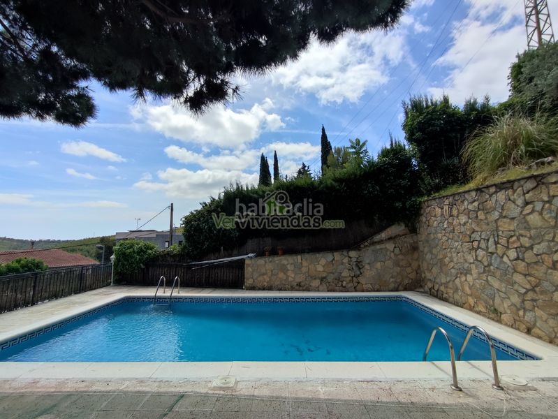Foto 8d9a7c86-1d49-4e16-a4bc-43e5e76790c6. Casa amb xemeneia calefacció aparcament piscina a Vallirana