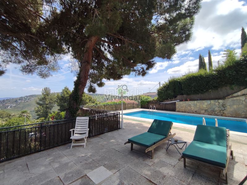 Foto a5b6012a-35d7-4e8b-b5e4-217bfdbddeee. Casa amb xemeneia calefacció aparcament piscina a Vallirana