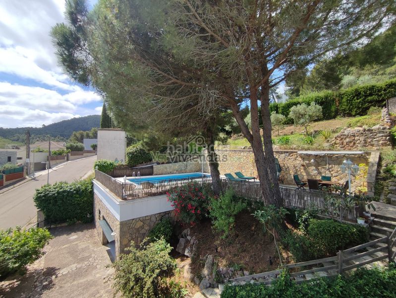 Foto b9aef624-f07b-4895-90b6-62192fefff03. Casa amb xemeneia calefacció aparcament piscina a Vallirana