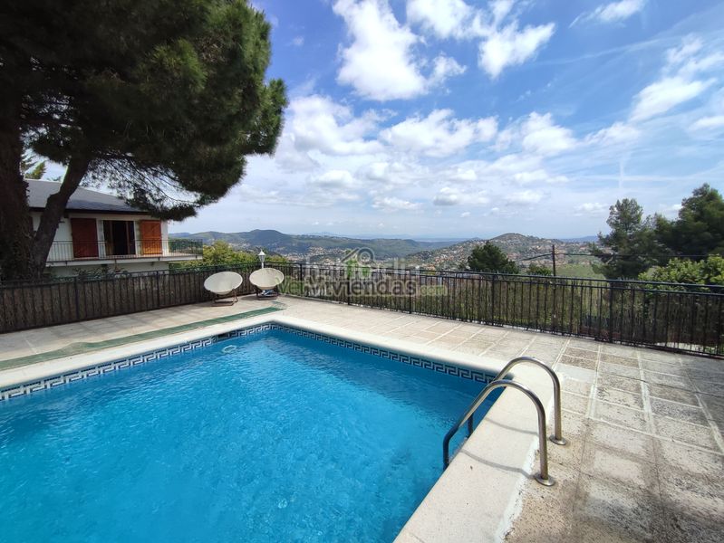 Foto c5dc2ff9-19ae-4497-9509-0b0e929bf701. Casa amb xemeneia calefacció aparcament piscina a Vallirana