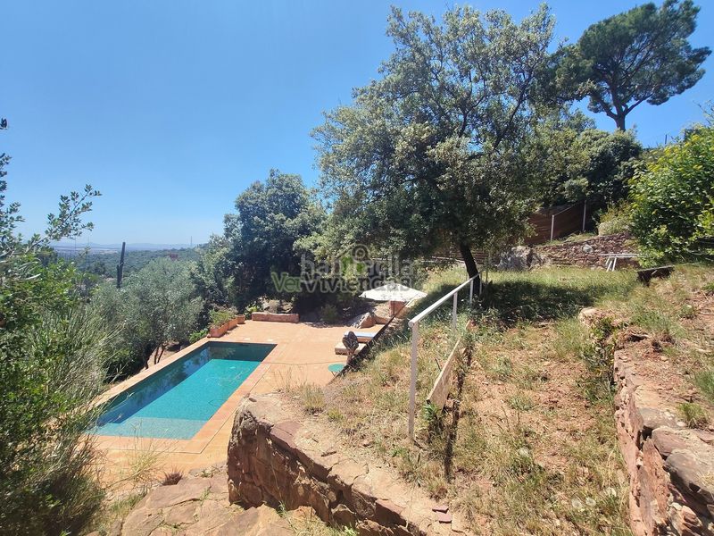 Foto 0225190b-a443-46f8-b784-169022e38106. Casa amb xemeneia calefacció aparcament piscina a Castellar del Vallès