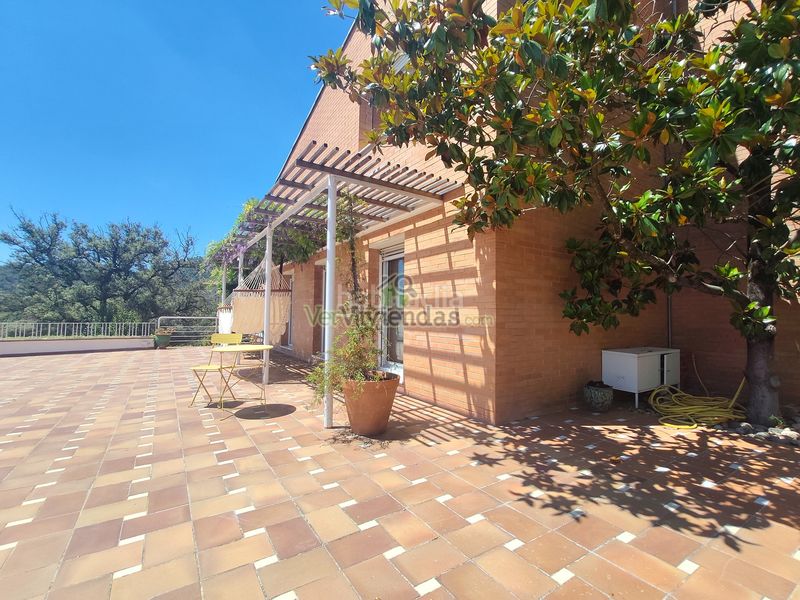 Foto 27d04b40-e044-4527-acb6-55e1308fa13f. Casa amb xemeneia calefacció aparcament piscina a Castellar del Vallès