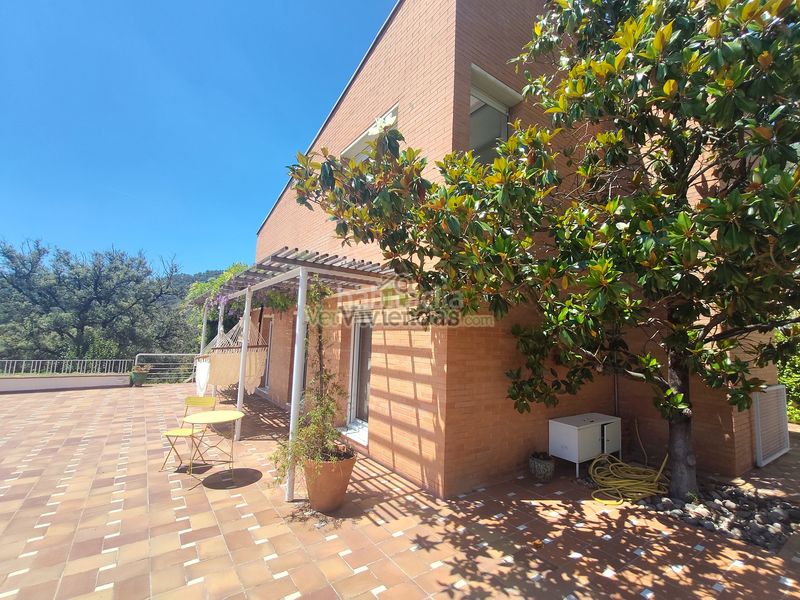 Foto 8e7daabc-56ef-47de-8d5b-7f90cf38ec18. Casa amb xemeneia calefacció aparcament piscina a Castellar del Vallès
