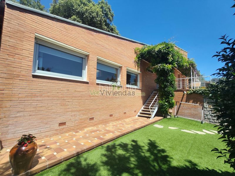 Foto ae5495d3-e574-48ff-89e3-683db7ebeff1. Casa amb xemeneia calefacció aparcament piscina a Castellar del Vallès