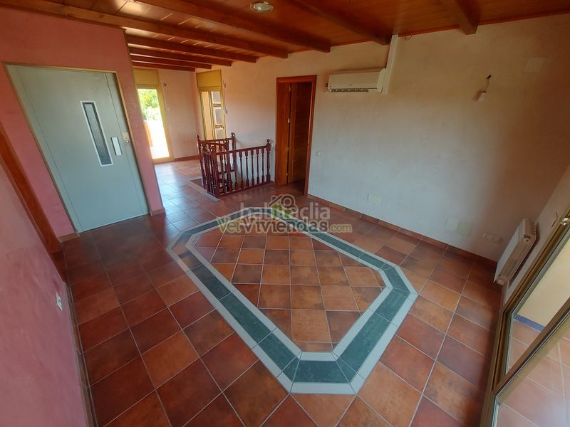 Foto c874af4d-cb00-4b46-820a-a73c1a4f0523. Casa amb xemeneia calefacció aparcament piscina a Olèrdola