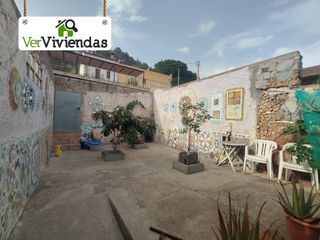 Haus in Cervelló. Casa con jardín en el centro