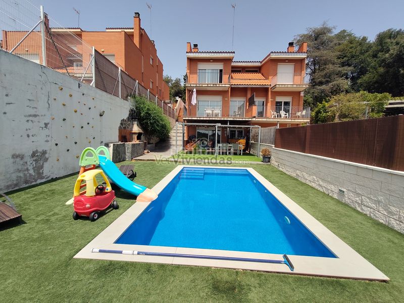 Foto 0bf4427c-3e40-414c-a893-8ab37fb3fa71. Casa adossada amb xemeneia calefacció aparcament piscina a Castellar del Vallès