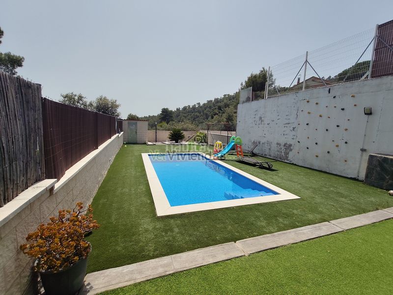 Foto 1b51fc39-5d95-4bf4-adaf-831f2c225afd. Casa adossada amb xemeneia calefacció aparcament piscina a Castellar del Vallès