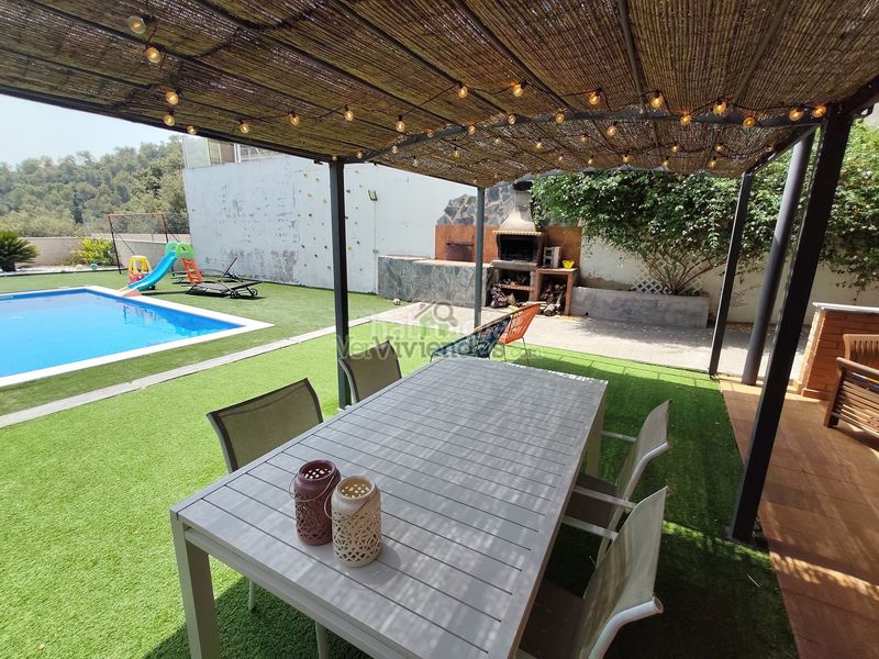 Foto 41c57492-5e7d-4efc-9def-bf5d685f8999. Casa adossada amb xemeneia calefacció aparcament piscina a Castellar del Vallès