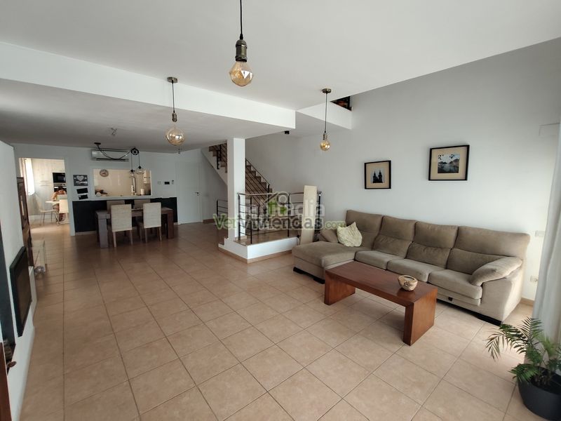 Foto 46ff2da5-6a37-41a6-9970-ff222e69c9c7. Casa adossada amb xemeneia calefacció aparcament piscina a Castellar del Vallès
