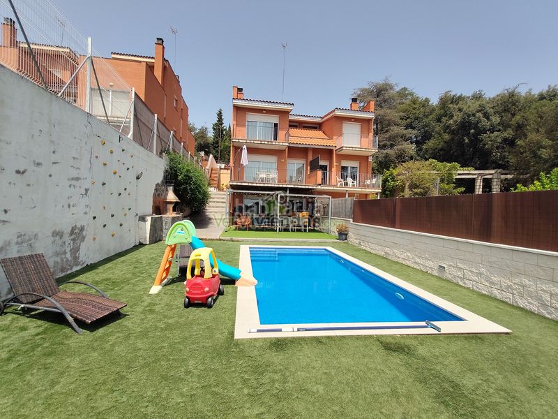 Foto 47b8ccf9-b3fe-46c7-a566-3877c1832d31. Casa adossada amb xemeneia calefacció aparcament piscina a Castellar del Vallès