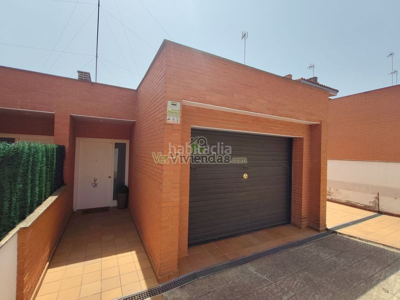 Foto 498f51cf-704e-4d63-8094-d931b0d1f09c. Casa adossada amb xemeneia calefacció aparcament piscina a Castellar del Vallès