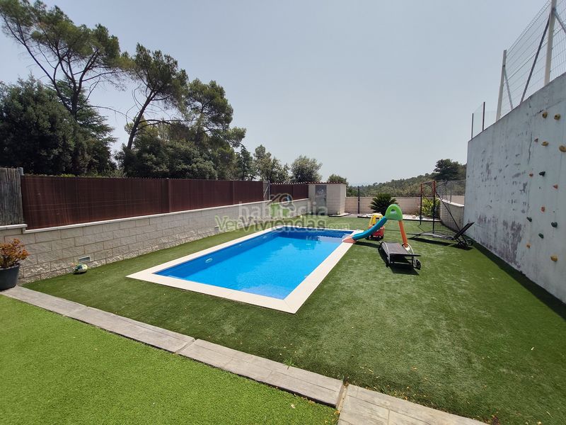 Foto 4a5e8f38-321f-4669-b12b-f4abe6710f4e. Casa adossada amb xemeneia calefacció aparcament piscina a Castellar del Vallès