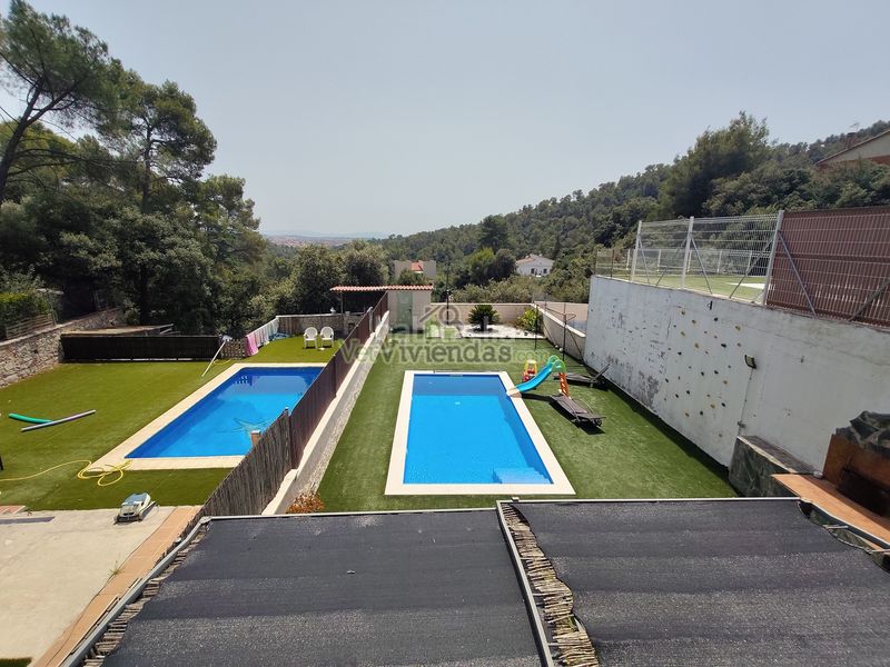 Foto 4d1a5fdd-d4c7-444b-b25a-3c576fae8fa8. Casa adossada amb xemeneia calefacció aparcament piscina a Castellar del Vallès
