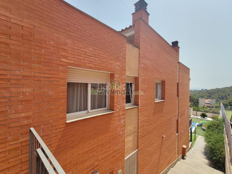 Foto 514378d7-bbb8-48c5-a700-e227e27718ae. Casa adossada amb xemeneia calefacció aparcament piscina a Castellar del Vallès