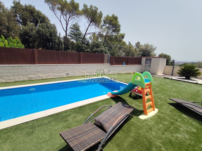 Foto 67e9f3c2-d0e6-42fd-9e3d-ac78dcc95e7d. Casa adossada amb xemeneia calefacció aparcament piscina a Castellar del Vallès