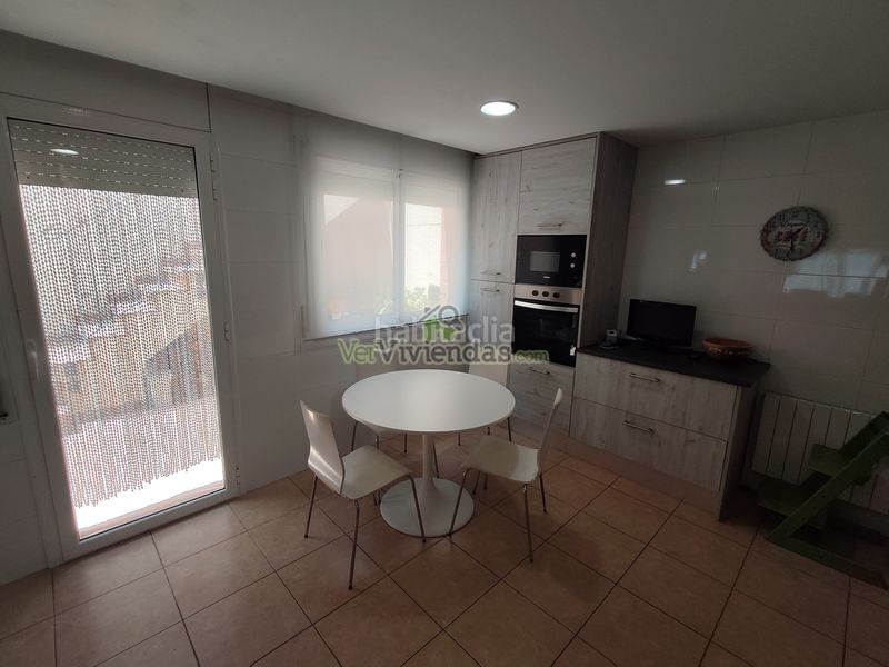 Foto 7cb32c89-6142-4544-98f9-32f5380dd3e0. Casa adossada amb xemeneia calefacció aparcament piscina a Castellar del Vallès