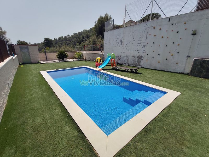 Foto 7f6d01ed-9092-43c4-91b0-07df9170e718. Casa adossada amb xemeneia calefacció aparcament piscina a Castellar del Vallès