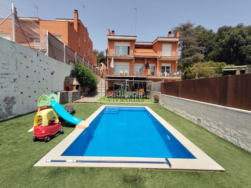 Foto a16368b4-6dc7-4b85-bc1c-afaf85c764a9. Casa adossada amb xemeneia calefacció aparcament piscina a Castellar del Vallès