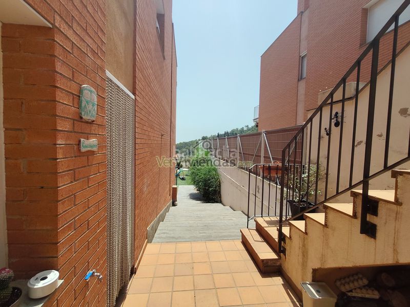 Foto a351123d-2dac-4860-b69f-ef1a5357a1b9. Casa adossada amb xemeneia calefacció aparcament piscina a Castellar del Vallès
