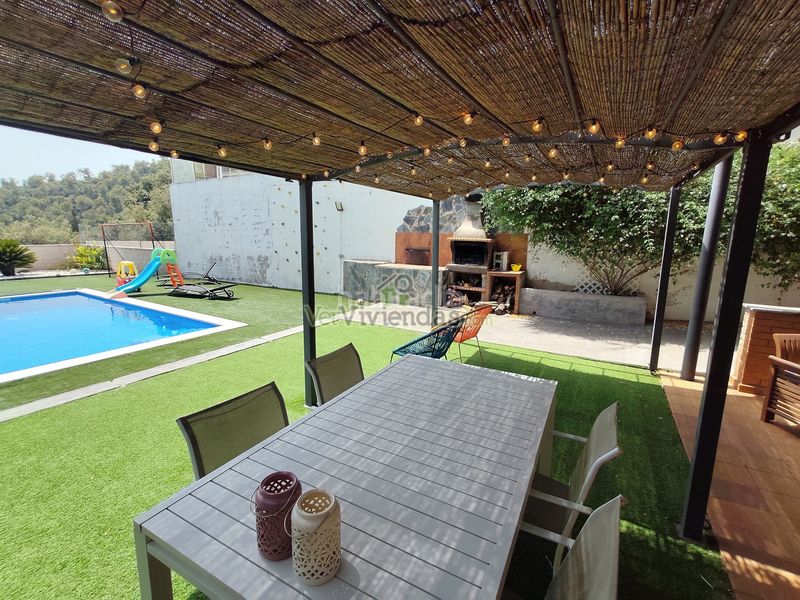Foto a873f7c1-5898-42cf-b317-21fb427b71fc. Casa adossada amb xemeneia calefacció aparcament piscina a Castellar del Vallès
