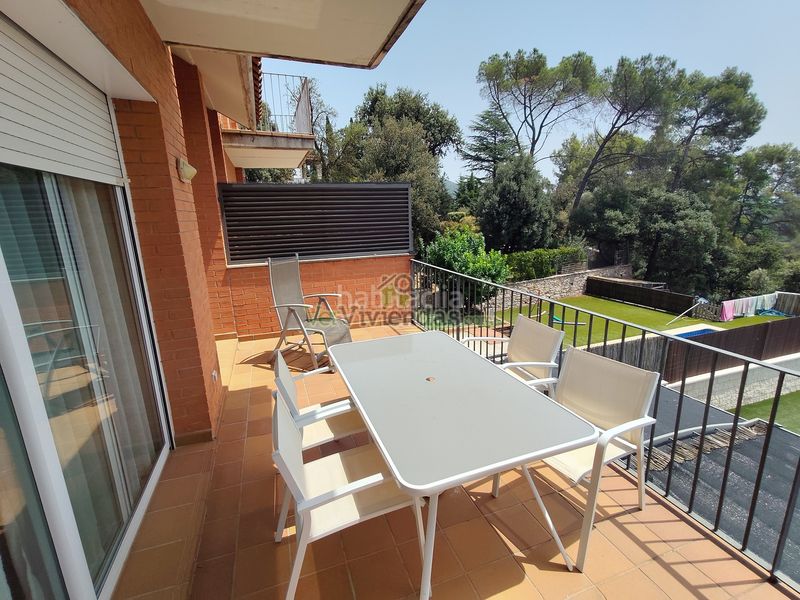 Foto a8bccd4a-3986-4c98-ad76-989431ecef30. Casa adossada amb xemeneia calefacció aparcament piscina a Castellar del Vallès