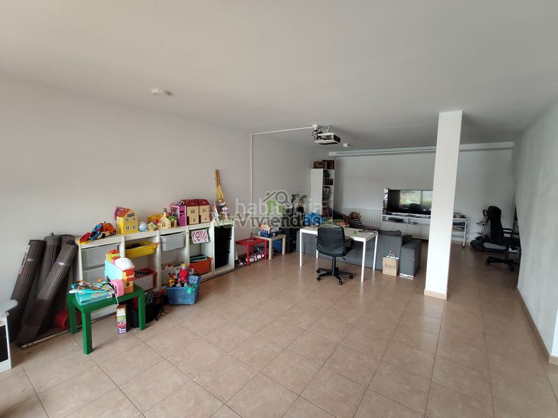 Foto bdec0a3a-f94d-4bfb-8657-187f4867f092. Casa adossada amb xemeneia calefacció aparcament piscina a Castellar del Vallès