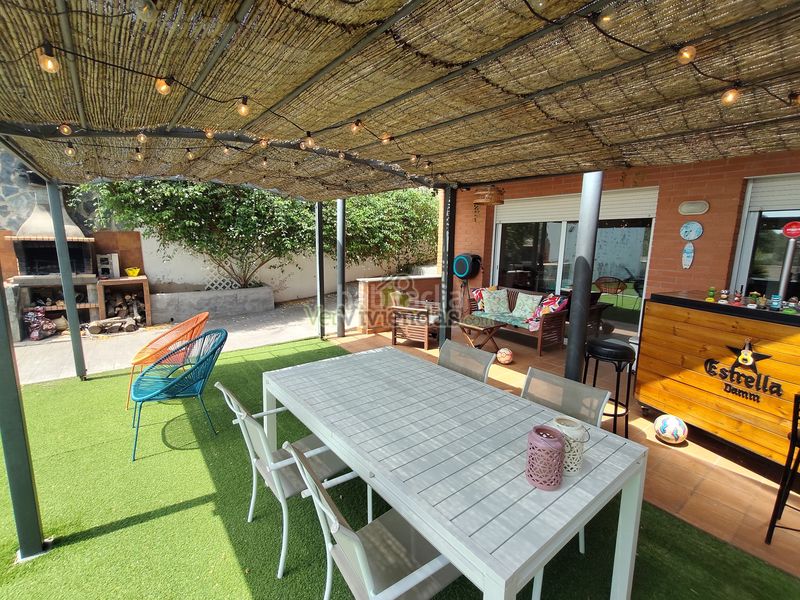 Foto d7adff8a-8e4b-48b9-866e-05da5ac523f2. Casa adossada amb xemeneia calefacció aparcament piscina a Castellar del Vallès