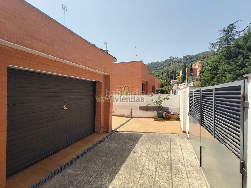 Foto ef73f084-194a-4893-9d9c-9113ef1622f1. Casa adossada amb xemeneia calefacció aparcament piscina a Castellar del Vallès