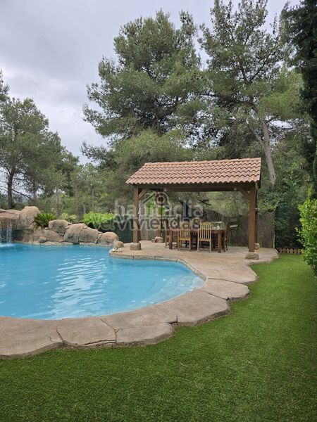 Foto c9a4c3a8-b867-48a5-8f8a-92b21d076c7d. Casa amb xemeneia calefacció aparcament piscina a Begues