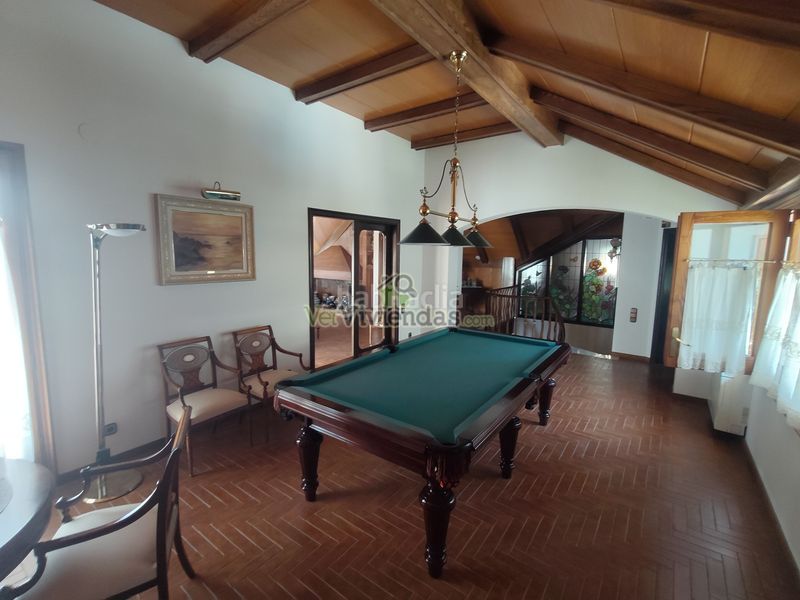 Foto 5254c6e9-692a-4e83-bc2e-a5001c66a529. Casa amb xemeneia calefacció aparcament piscina a Castellar del Vallès