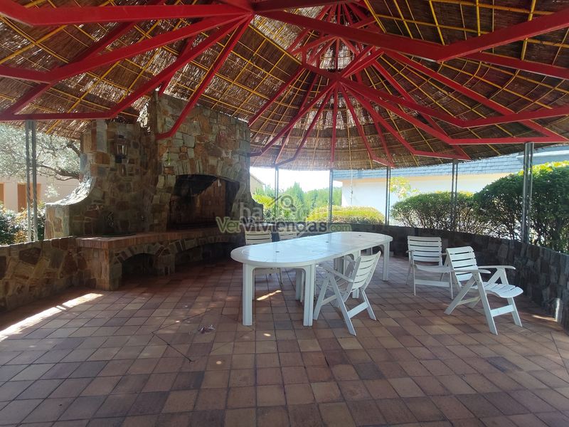 Foto bf1b343d-67eb-4751-9946-f6cff8273340. Casa amb xemeneia calefacció aparcament piscina a Castellar del Vallès