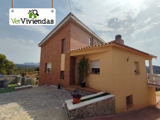 Maison à Piera. Bonita casa con terraza y jardín