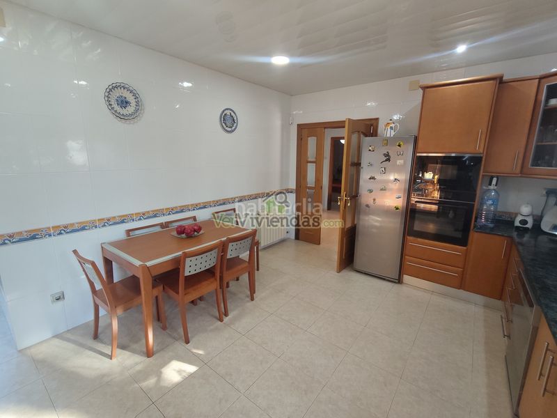 Foto d564e592-4f73-4e4f-855d-a91ca71f427d. Haus mit kamin heizung parking pool in Collbató