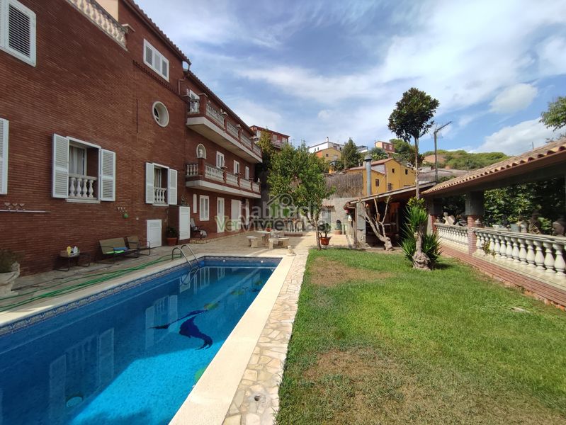 Foto 048637eb-5552-4bab-878f-7b4294821cba. Casa amb xemeneia calefacció aparcament piscina a Sant Vicenç dels Horts