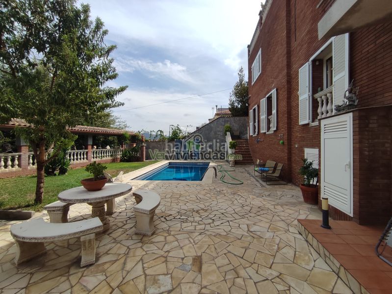 Foto 14b82511-c3b1-49e6-b6c5-85b9f6c7cc25. Casa amb xemeneia calefacció aparcament piscina a Sant Vicenç dels Horts