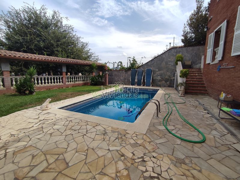Foto 1f921788-d266-4924-ab7b-42d06409e7b1. Casa amb xemeneia calefacció aparcament piscina a Sant Vicenç dels Horts